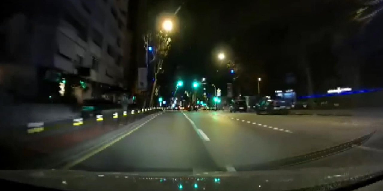 Kadıköy’de Otomobilin Hafif Ticari Araç İle Taksiye Çarptığı Anlar Kamerada