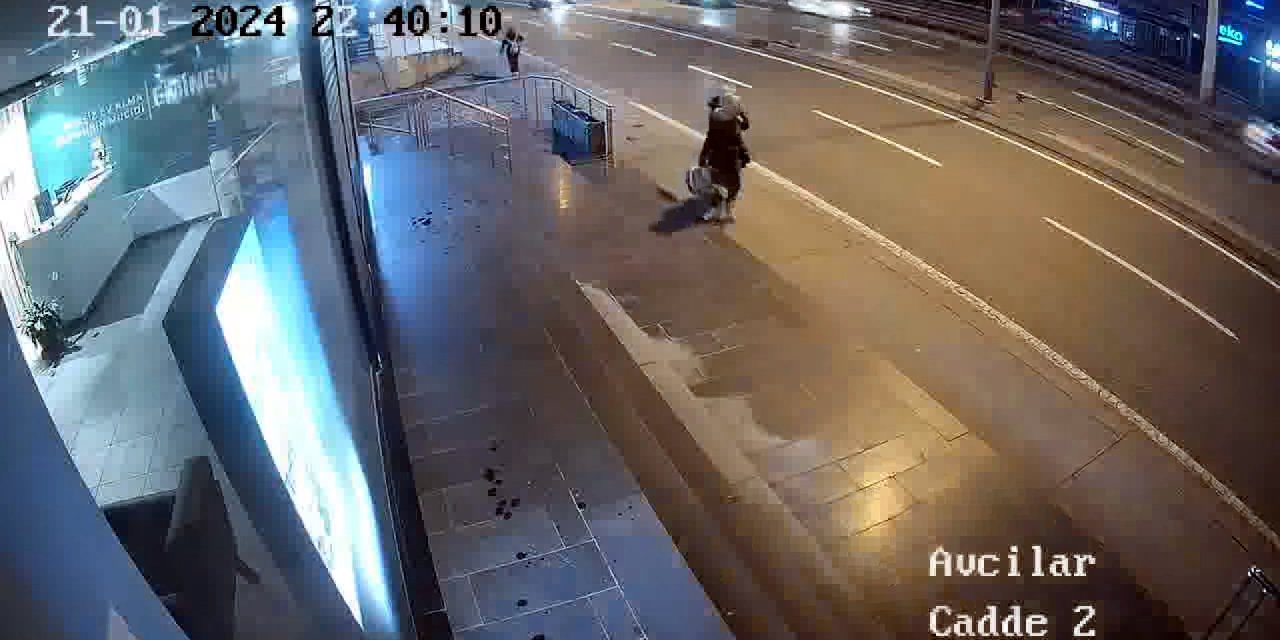 Avcılar'da Kaza Yapan Otomobil Metrelerce Sürüklendi; Şans Eseri Kurtuldular