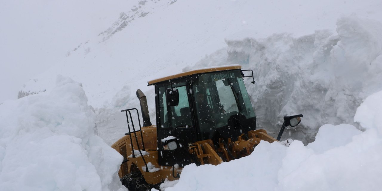Yüksekova'da 7 Metre Karla Mücadele