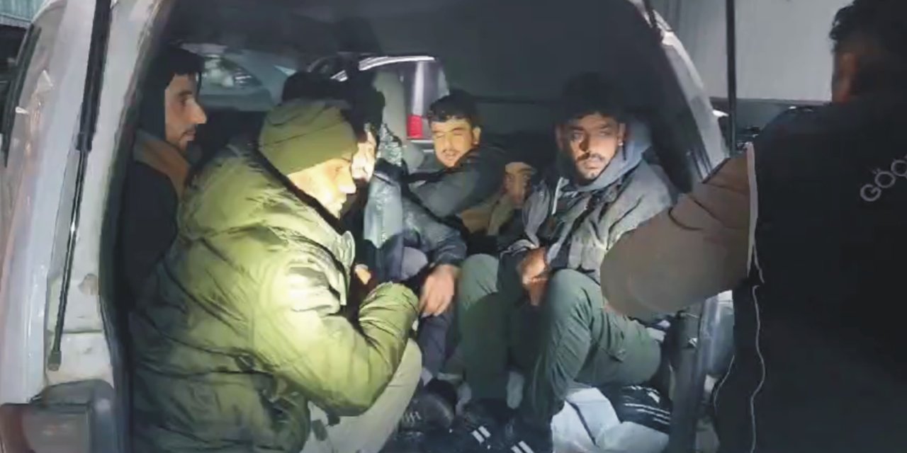 Osmaniye'de Minibüsten 14 Kaçak Göçmen Çıktı; Sürücü Ve 2 Kişi Tutuklandı