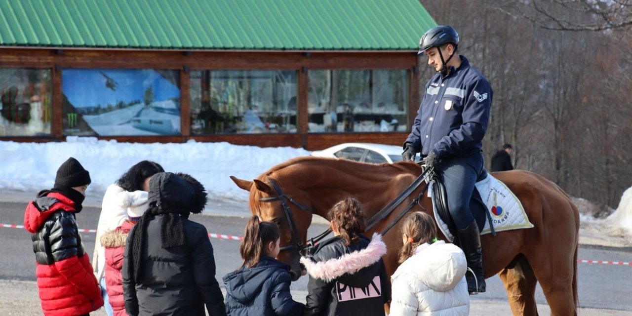 Atlı Jandarmalar, Kartepe'de Görevde
