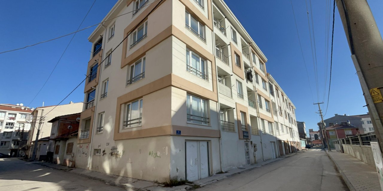 Evinde Boynu Kırılmış Cesedi Bulundu