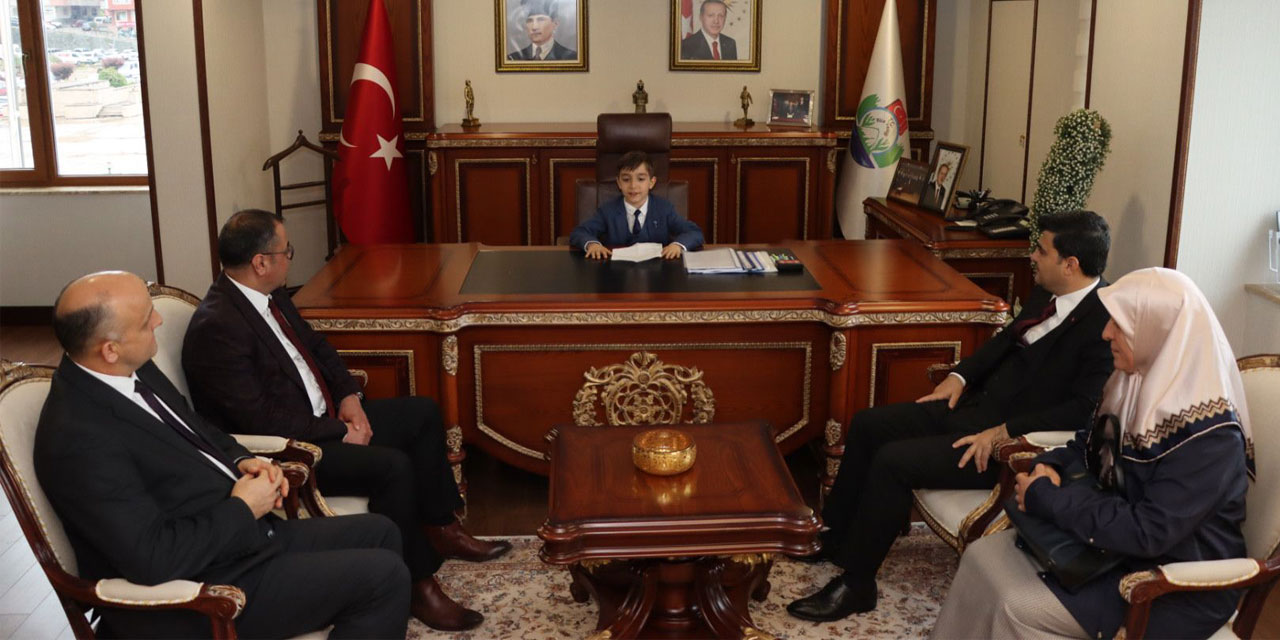 Rize Vali Vekili Sarı, 23 Nisan Dolayısıyla Makamını Abdülhamit Dilsiz’e Bıraktı