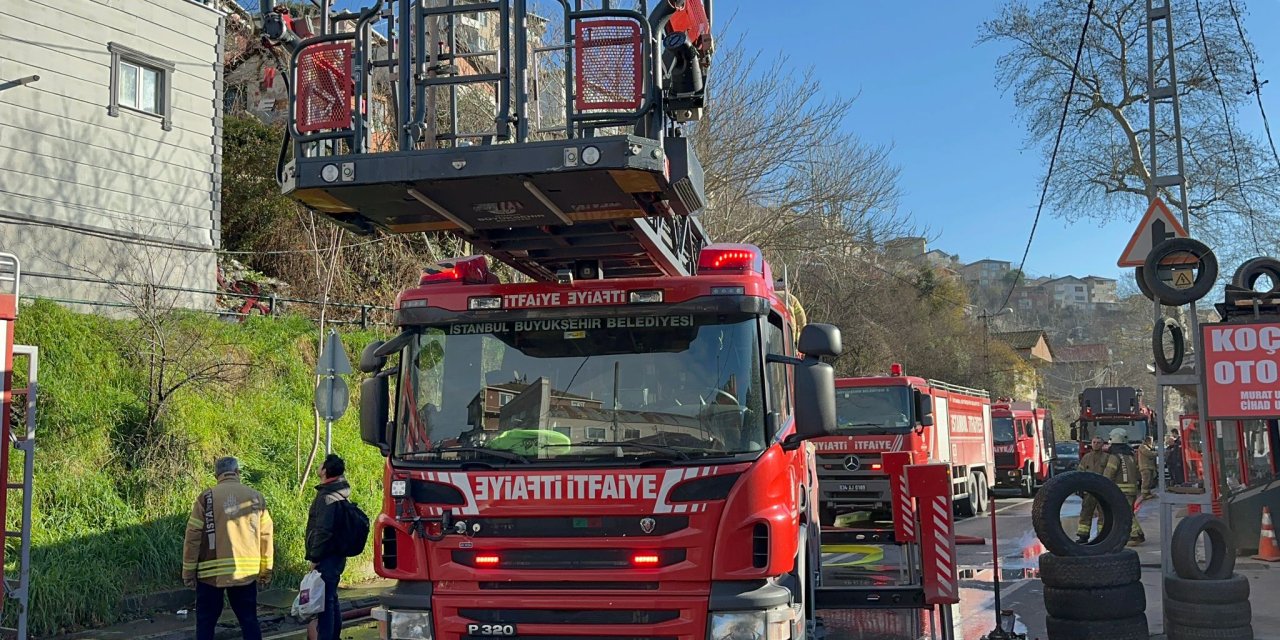 Beykoz'da 2 Katlı Binanın Çatısı Alev Alev Yandı