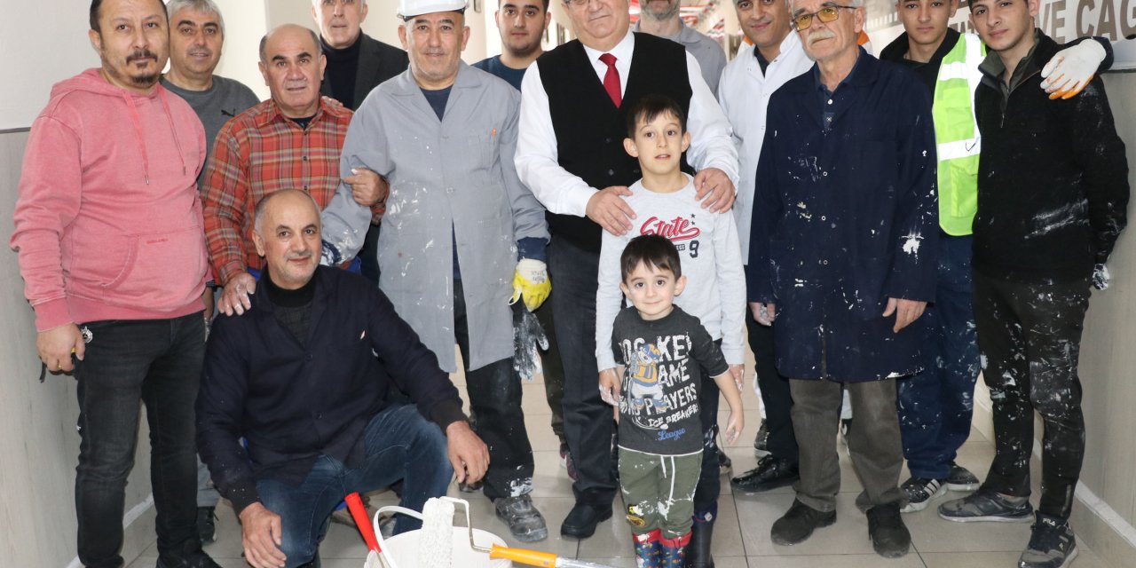 Öğretmen Ve Öğrenciler, Kendi Ürettikleri Boya İle Okullarını Boyadı