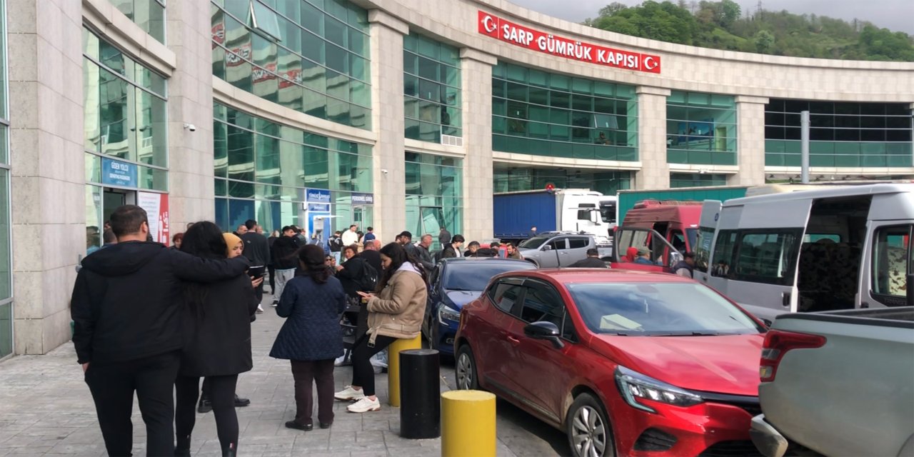 Sarp Sınır Kapısı'ndan bayram tatilinde 69 bin 610 yolcu geçti