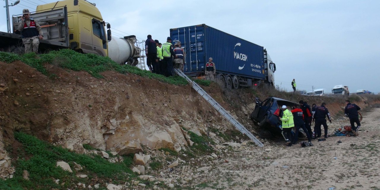 Beton Mikseriyle Çarpışan Otomobildeki 2 Kişi Öldü