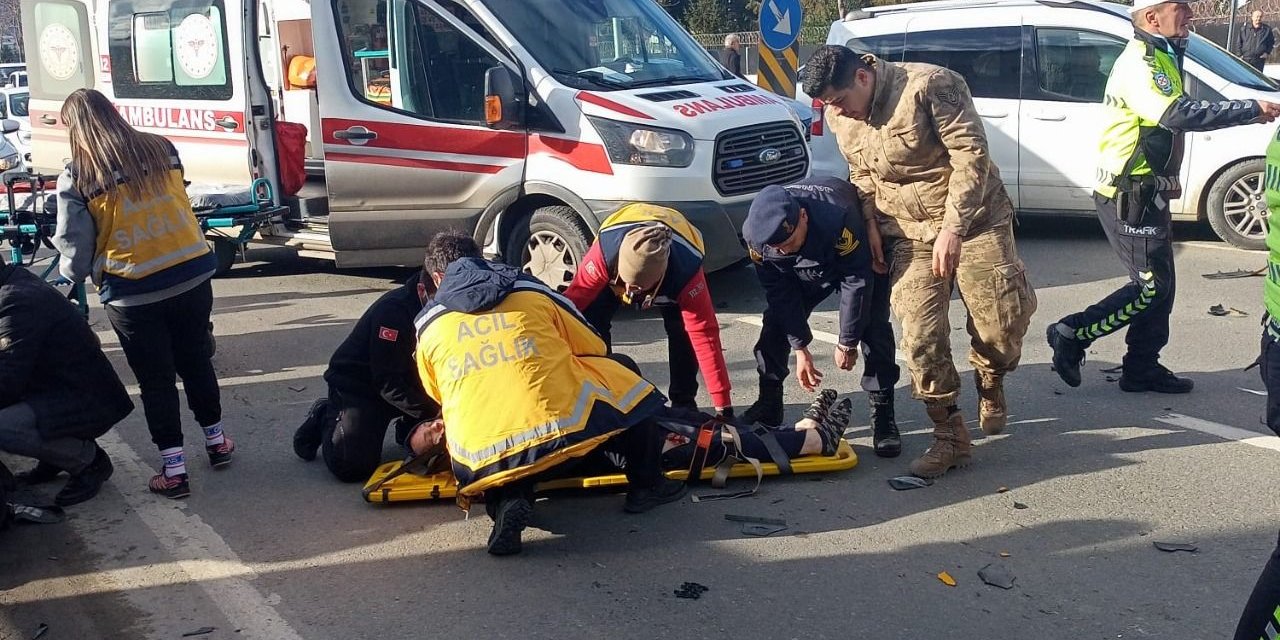 Kavşakta Taksinin Çarptığı 2 Kişi, Ağır Yaralandı