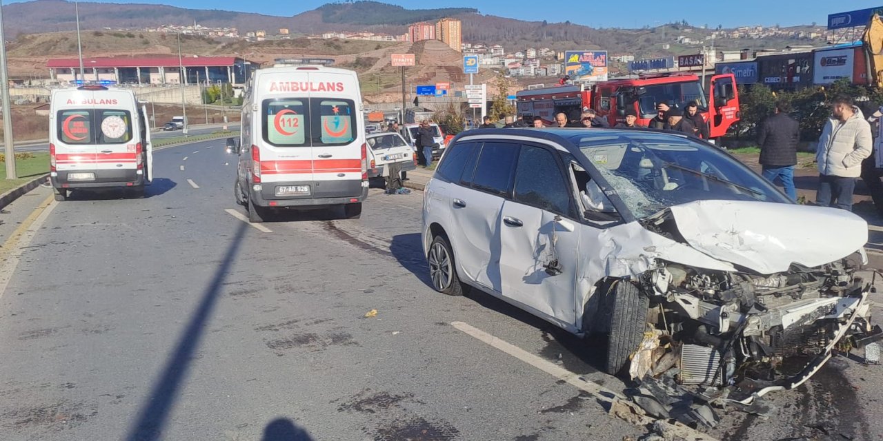 Zonguldak'ta İki Otomobilin Çarpıştığı Kaza Kamerada: 1 Ölü, 5 Yaralı