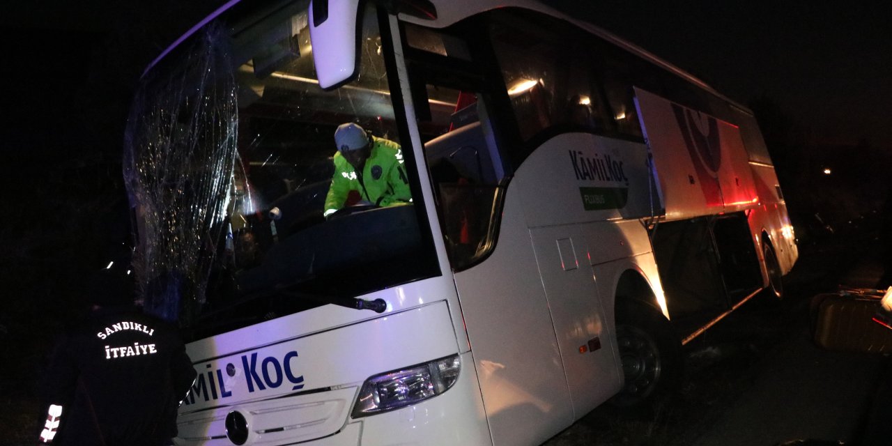 Afyonkarahisar'da Otobüs Şarampole Devrildi; 6 Yaralı