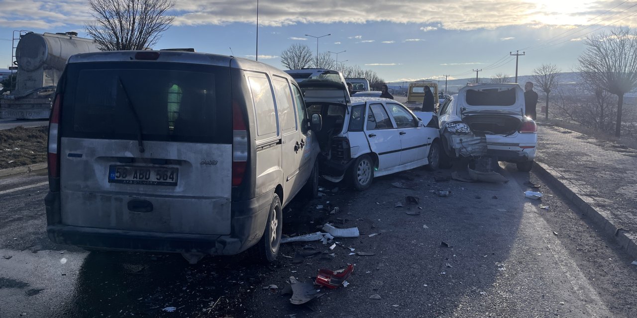 Sivas'ta, 10 Aracın Karıştığı Zincirleme Kazada 1 Yaralı