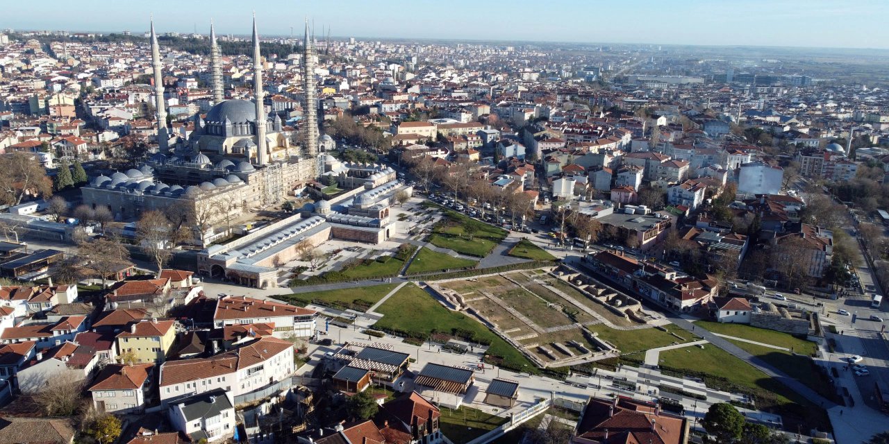 Restorasyondaki Selimiye Camisi'nin 594 Penceresi Yenilendi