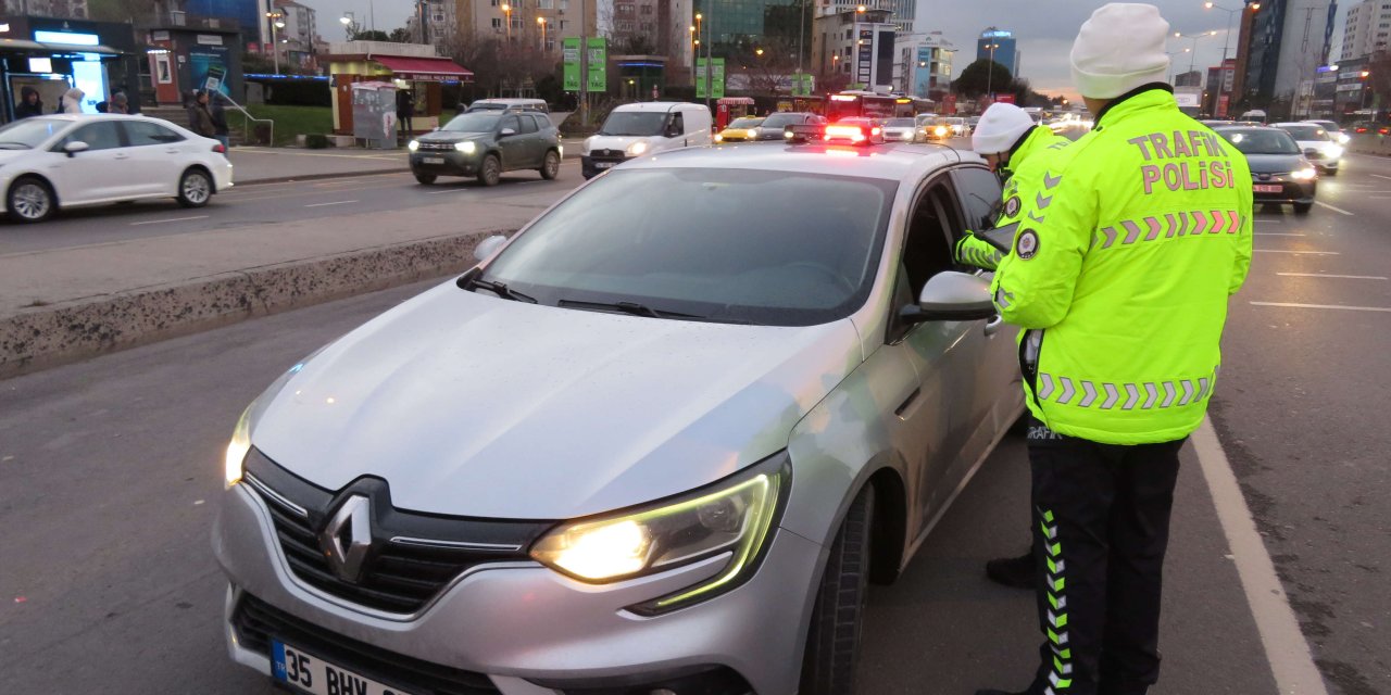 İstanbul'da Çakar Ve Emniyet Şeridi Denetimi; İçinde Hasta Olmayan Hasta Nakil Ambulansına Ceza