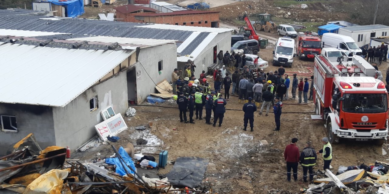 Eşyalarını Kurtarmak İçin Yanan Barakaya Giren İşçi, Öldü
