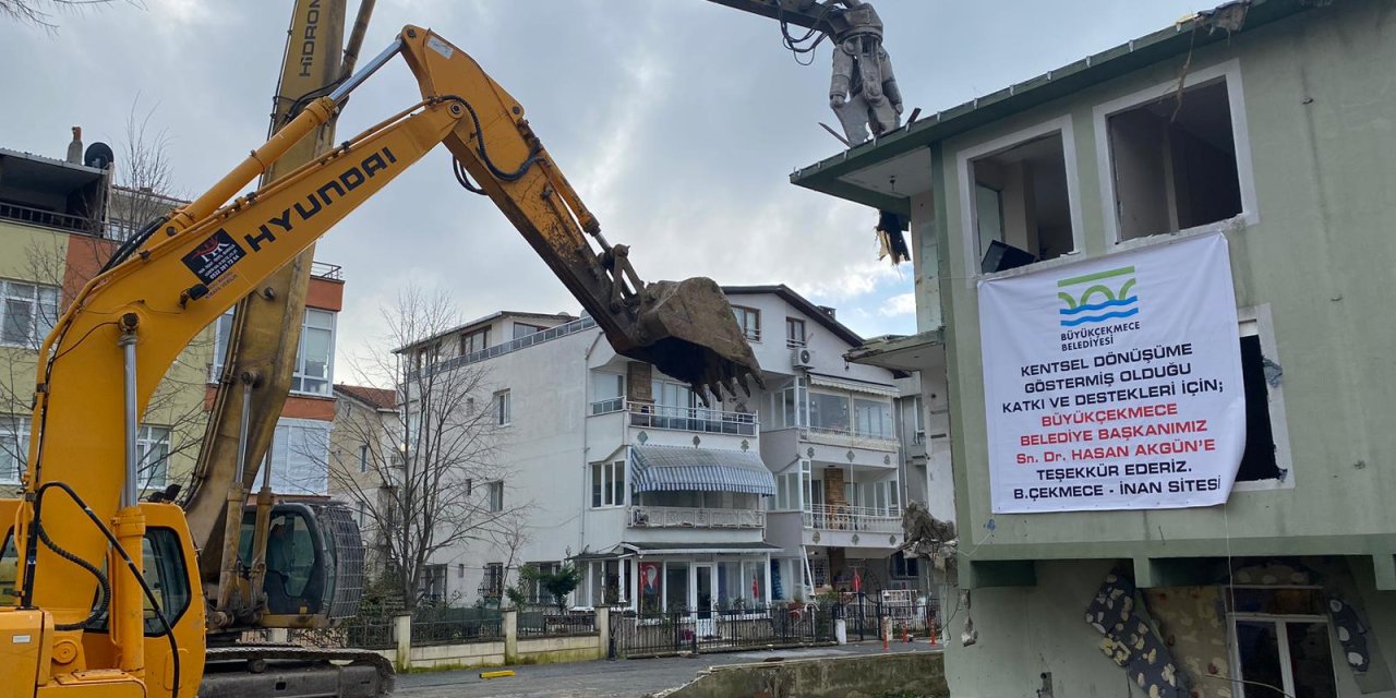 Büyükçekmece’de Deprem Riskli 8 Blokluk Sitenin Yıkımı Başladı