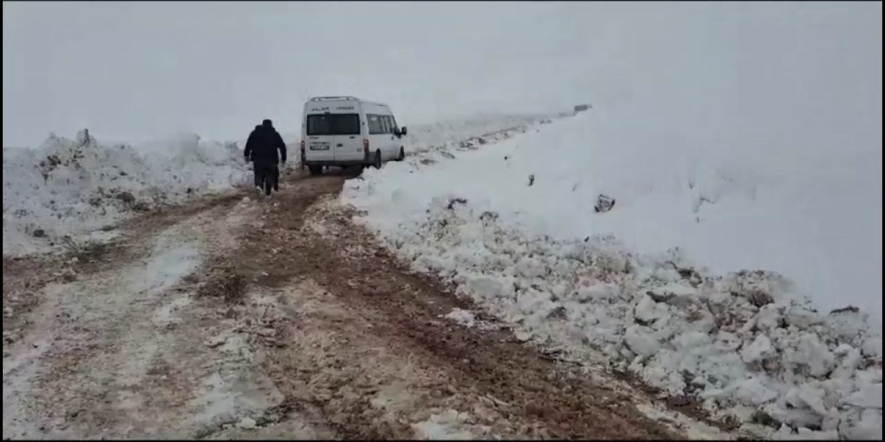 Siirt'te Karda Mahsur 6 Araçtaki 15 Kişi Kurtarıldı