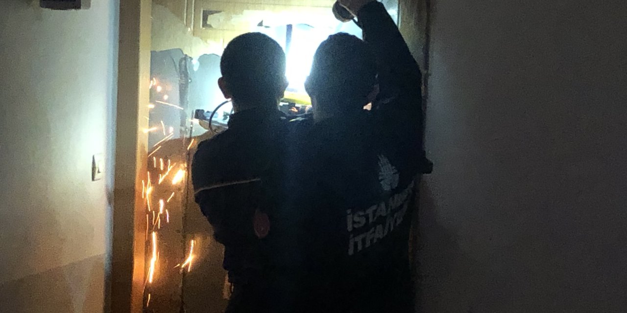 Avcılar'da Boşaltılan Binadaki Dairesine Hırsızın Yerleştiğini Öne Süren Ev Sahibi Kapıya Duvar Ördü