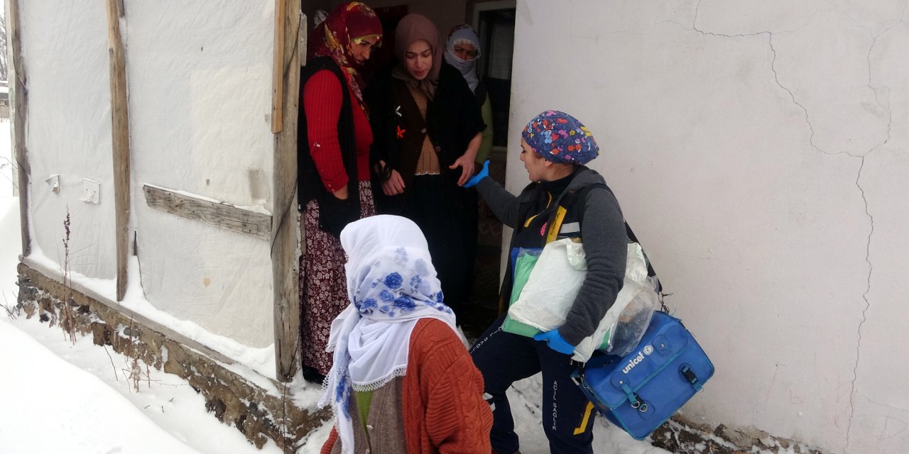 Doğum Sancısı Tutan Kadına Ulaşamayan Sağlık Ekibi İş Makinesiyle Taşındı