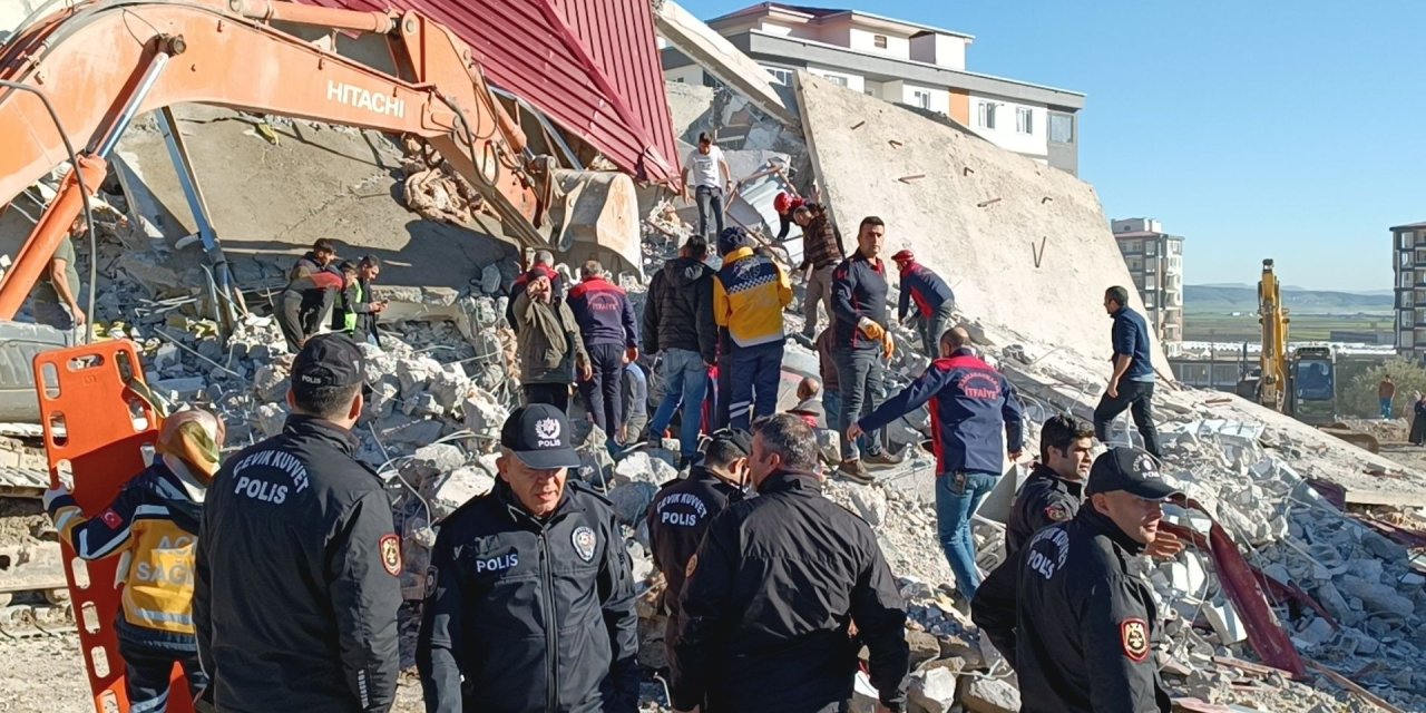 Yıkım Sırasında Ağır Hasarlı Bina, İş Makinesinin Üzerine Devrildi; Operatör Enkaz Altında