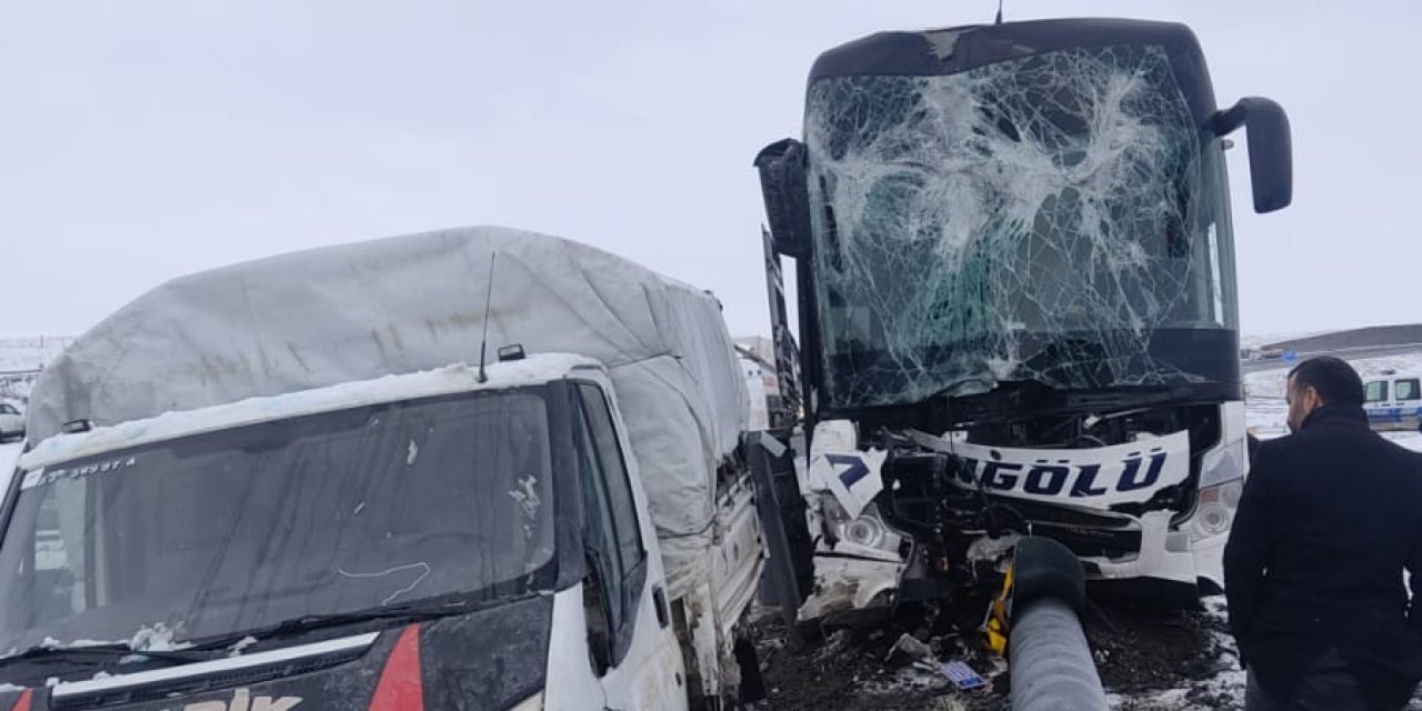 Ağrı'da Yolcu Otobüsü, Kamyonete Çarptı: 11 Yaralı