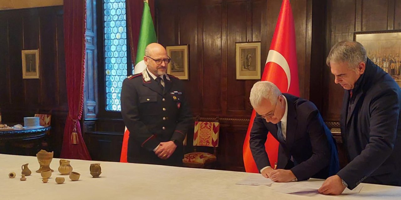 Türkiye'den İtalya'ya Kaçırılan 10 Eser, Roma Büyükelçisi'ne Teslim Edildi