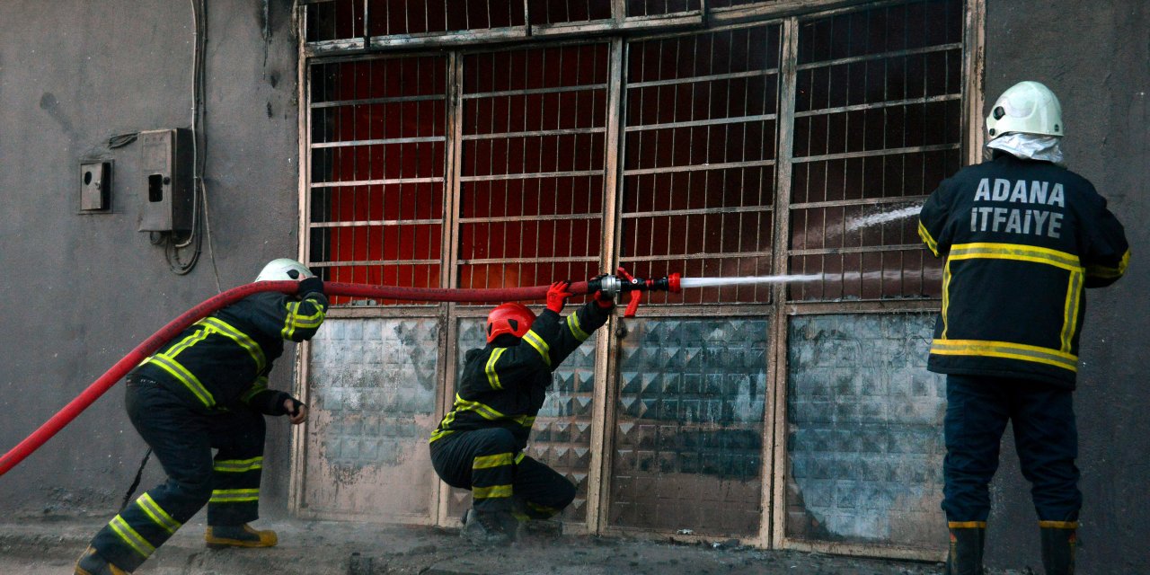 Adana'da Sünger Fabrikasında Yangın (2)