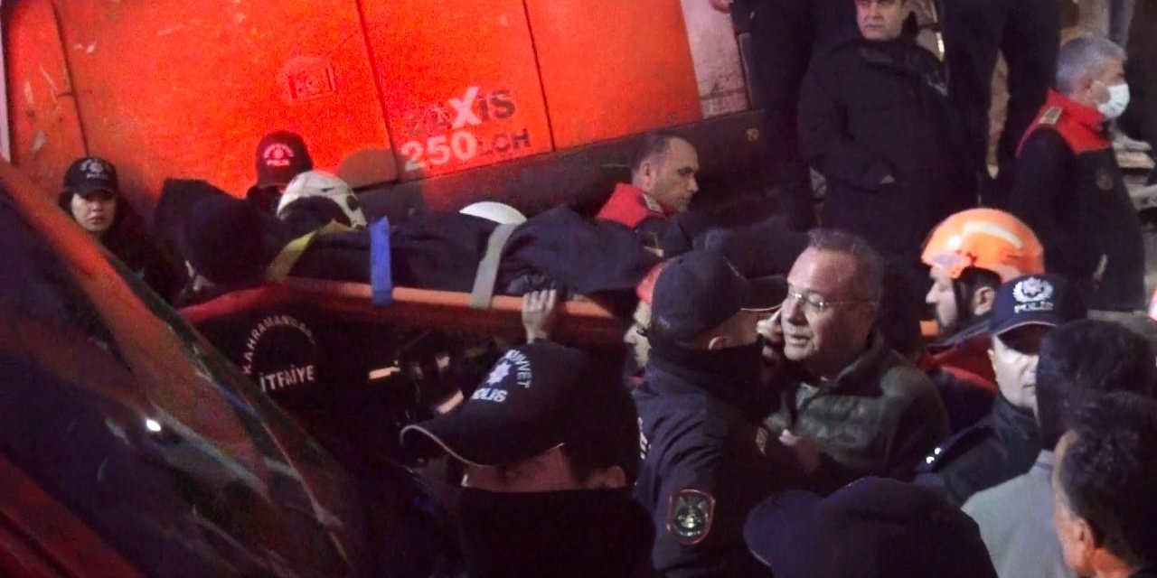 Hasarlı Bina Yıkım Sırasında İş Makinesinin Üzerine Devrildi, Operatör Enkaz Altında Kaldı (2)