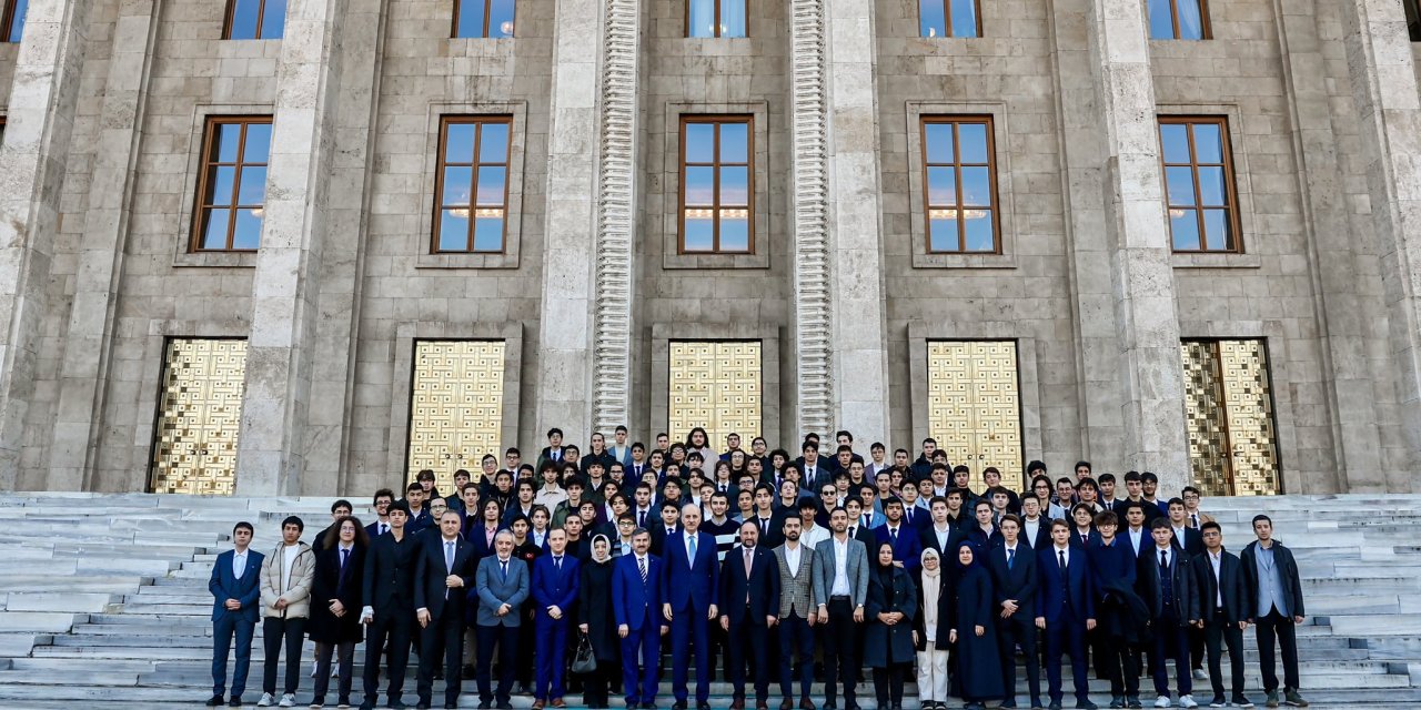 Tbmm Başkanı Kurtulmuş, İmam Hatip Lisesi Öğrencileri Ve Öğretmenlerini Mecliste Ağırladı