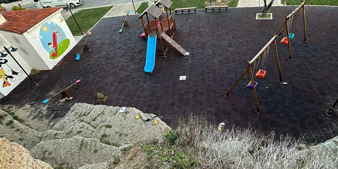 Çanakkale’de Oyun Parkında Kayalıklardan Düşen Muhammet Yaralandı