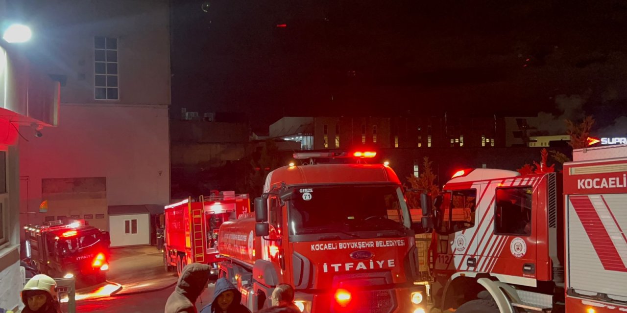 Demir Çelik Fabrikasının Boyahanesinde Çıkan Yangın Söndürüldü