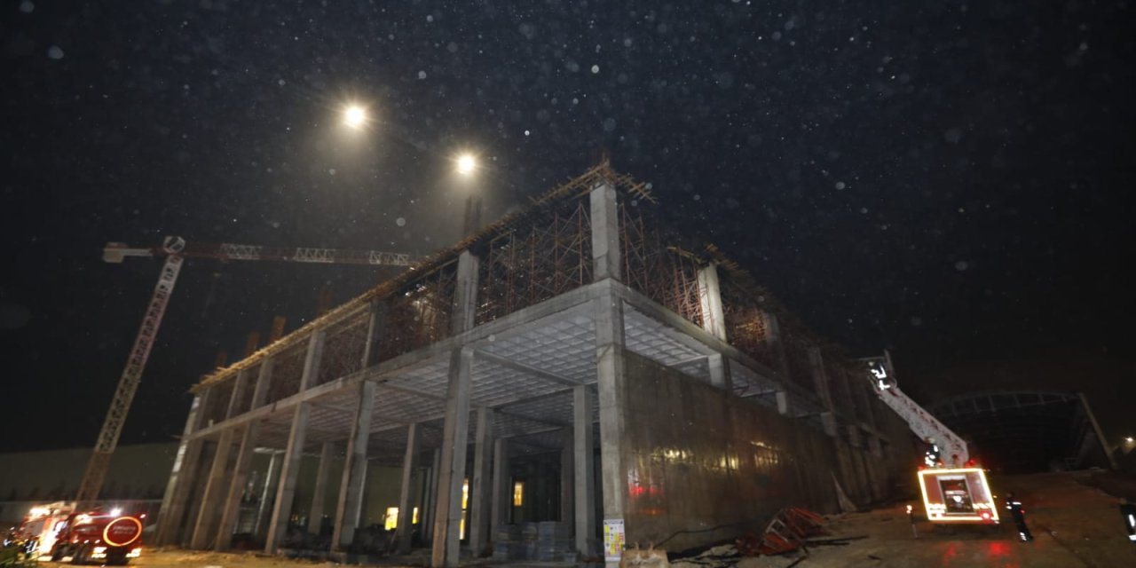 Mersin'de Fabrika İnşaatında Yangın Çıktı