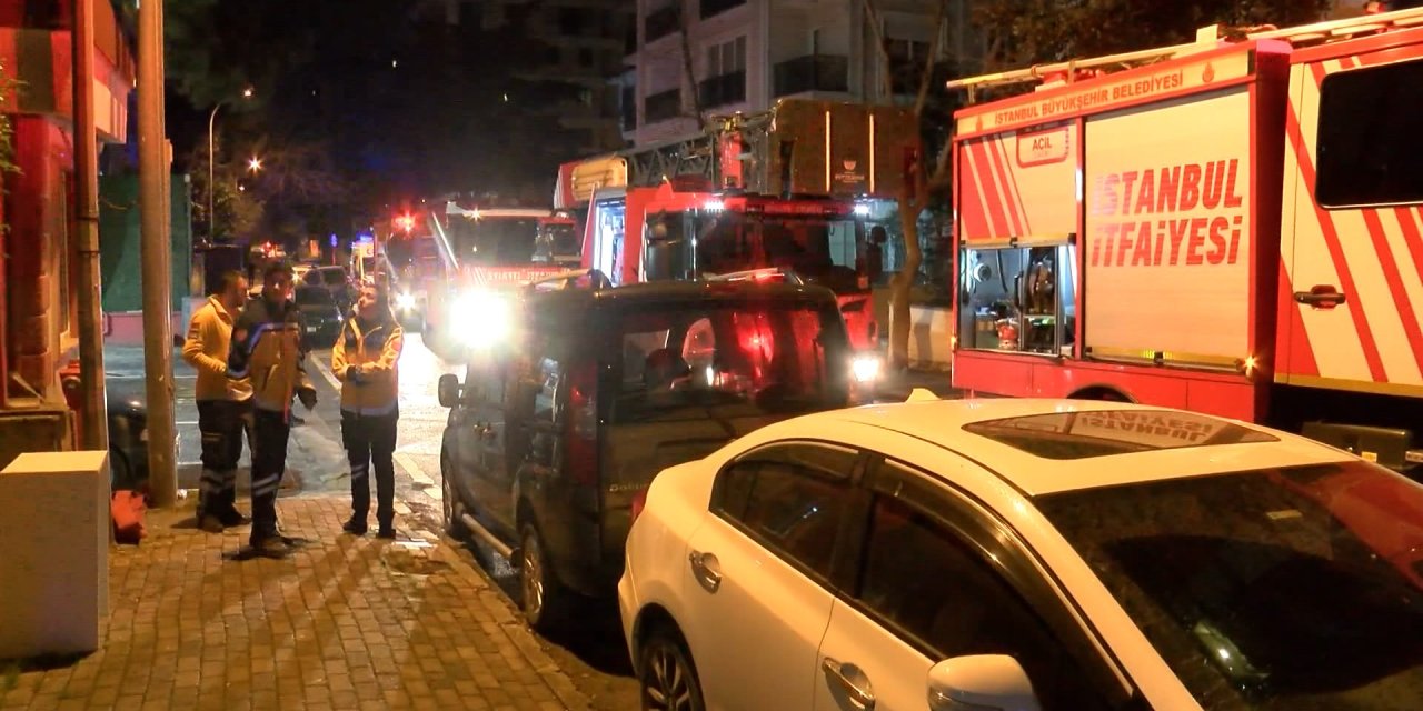 Kadıköy'de 10 Katlı Binada Yangın Çıktı; 4 Kişi Hastaneye Kaldırıldı