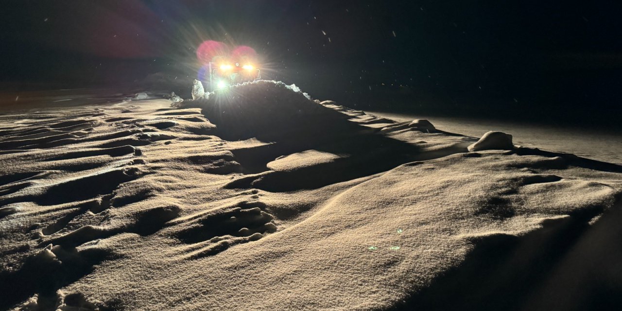 Yolu Kapanan Mezrada Rahatsızlanan Hamile Kadın, Paletli Ambulansla Alınıp, Hastaneye Ulaştırıldı