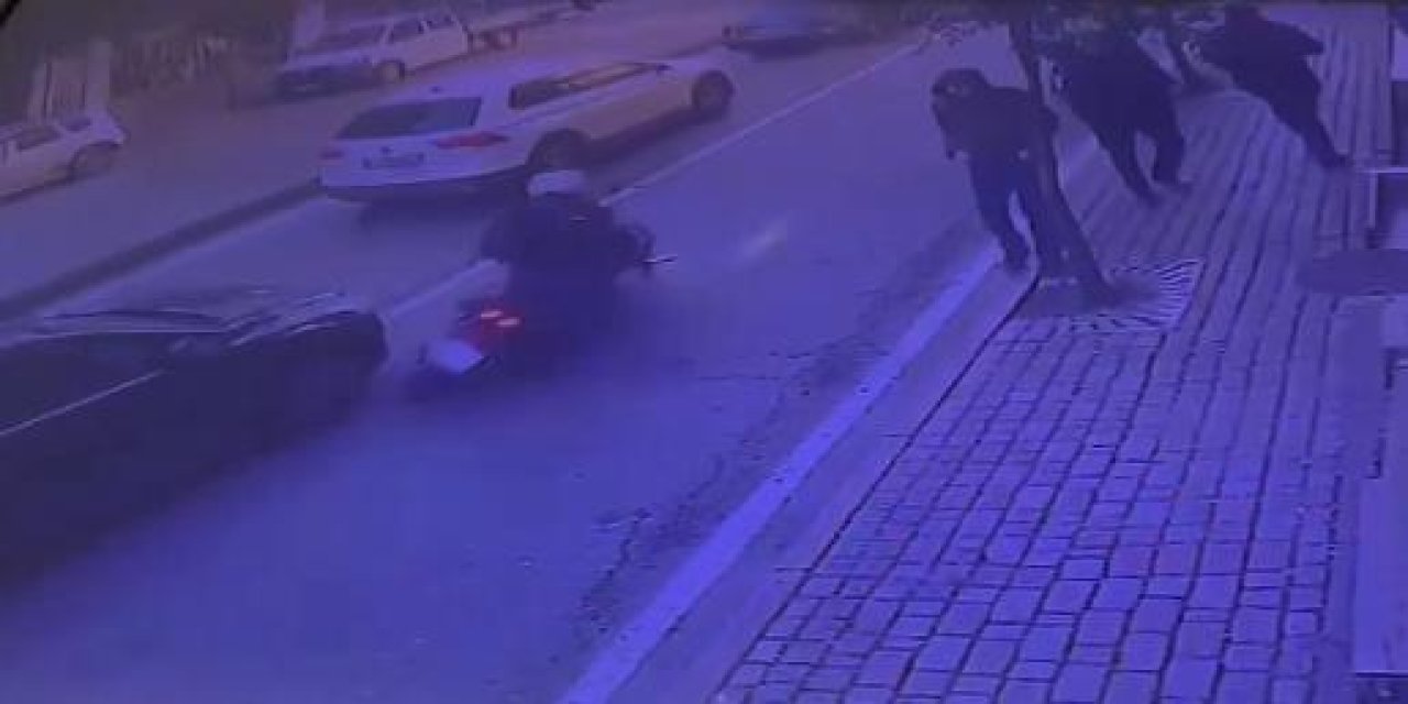 Fatih'te Motokuryeye Çarpan Sürücü Araçtan Rica Üzerine İndi
