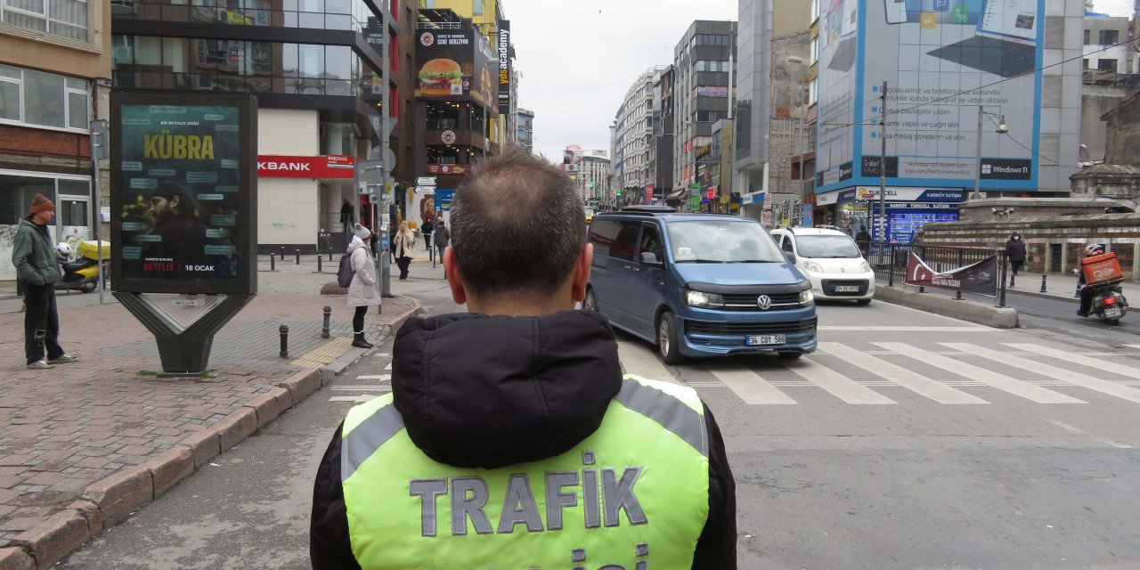 Kadıköy'de Yayalara Geçiş Hakkı Vermeyen Sürücülere Ceza