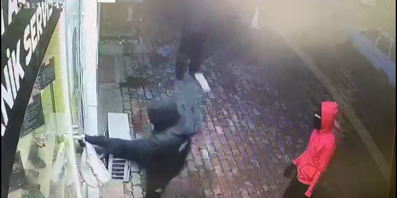 20 Saniyede 500 Bin Tl'lik Cep Telefonu Hırsızlığına 3 Tutuklama