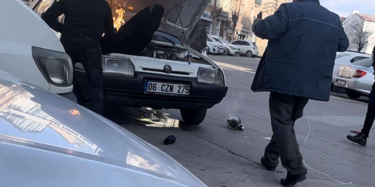 Otomobil Alev Aldı, Sahibi Montuyla Söndürmeye Çalıştı