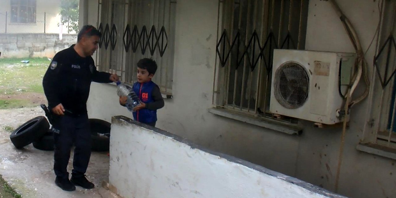 Küçük Çocuk, Yangın Söndürme Çalışması Sırasında Bidonla Su Taşıdı