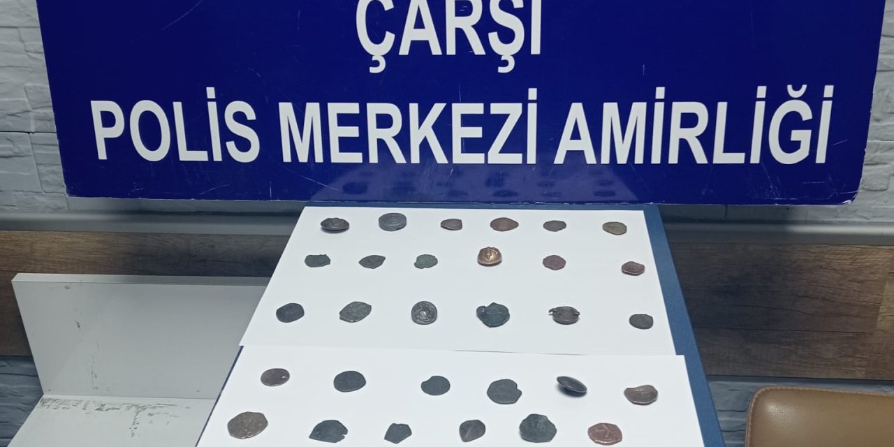 Bekçiler Durdurdu, Üzerinden 47 Sikke Ve Obje Çıktı