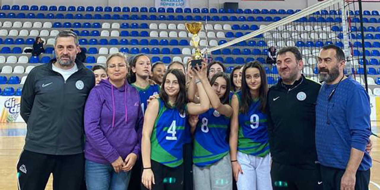 Midi Voleybolda Çaykur Rizespor İlimizi sevindirdi.