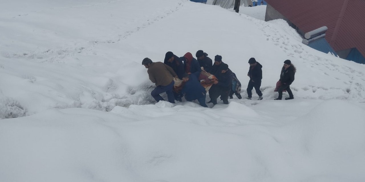 Siirt'te Kardan Kapalı Yol 3 Saatte Açıldı, Kalp Hastası Kadın Hastaneye Kaldırıldı