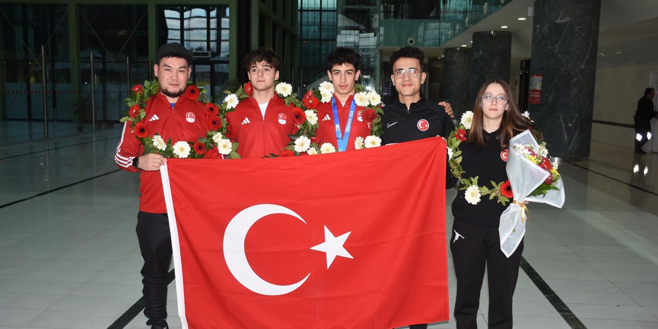 Sürat Pateni Milli Sporcularına İzmir'de Coşkulu Karşılama