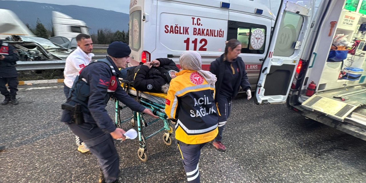 Otoyolda Otomobil Bariyerlere Çarptı, Mervenur Kalp Masajı İle Hayata Döndürüldü: 8 Yaralı