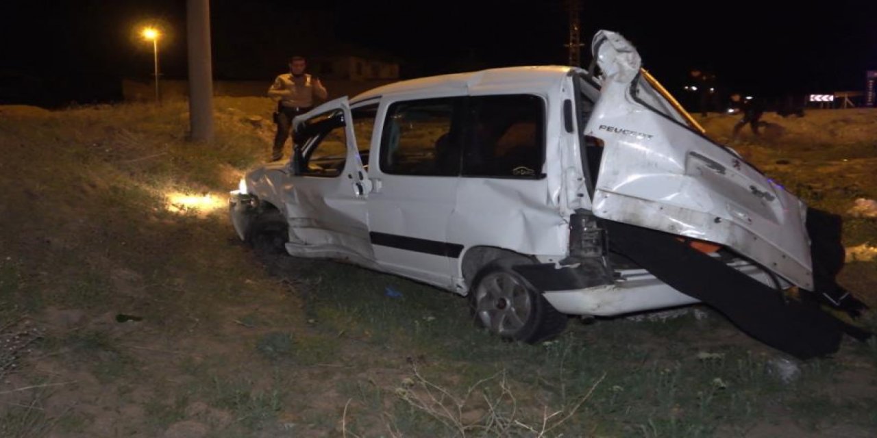 Takla atan hafif ticari araç hurdaya döndü: 2 ağır yaralı