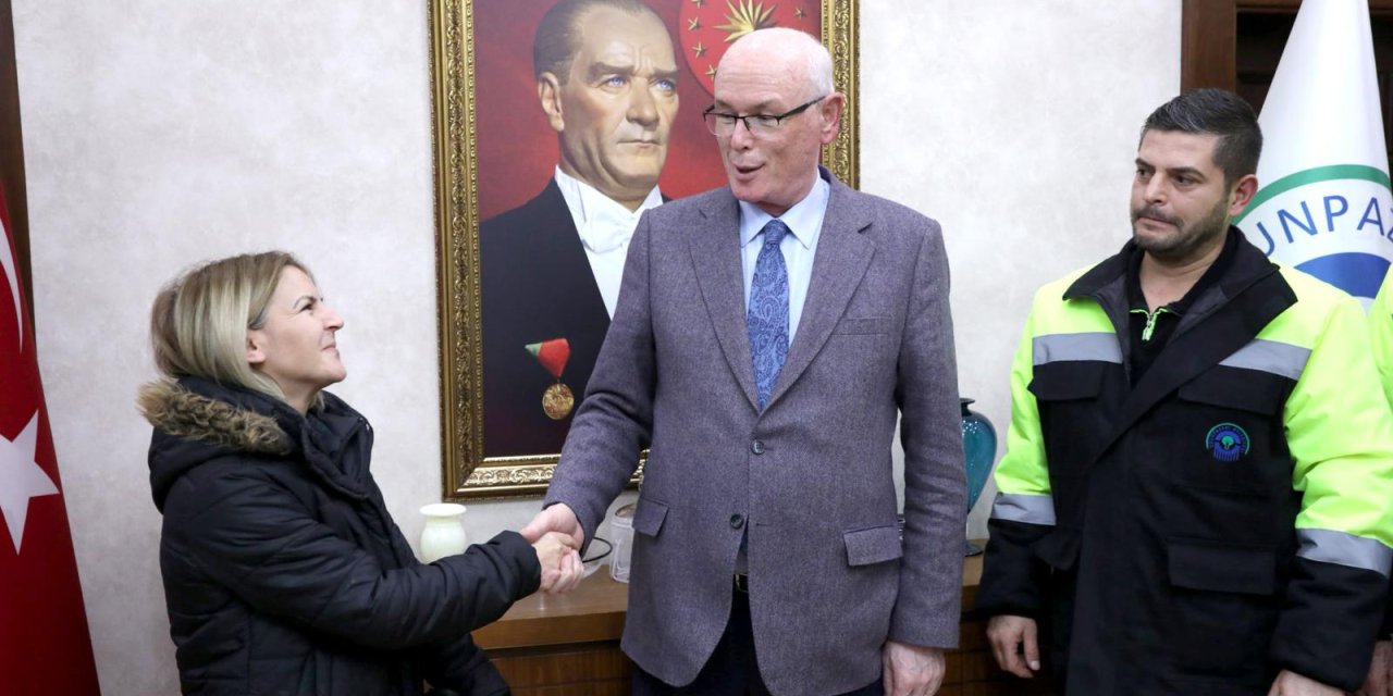 Temizlik İşçisi Para Ve Altın Dolu Çantayı Sahibine Teslim Etti