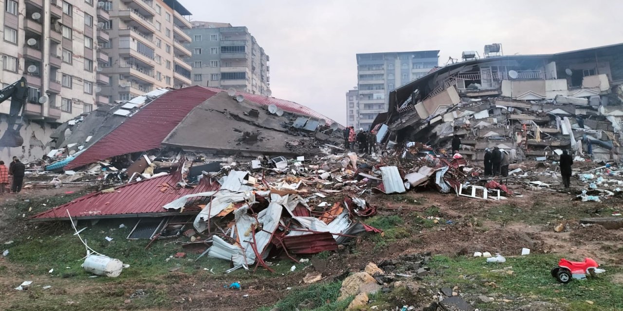 Asrın Depreminde 52 Kişinin Hayatını Kaybettiği 'Kaçak Katlı' Reyyan Apartmanı’ Davası Başladı