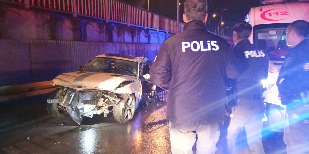 Otomobil Yol Ayrımındaki Bariyere Çarptı: 2 Ölü, 1 Yaralı