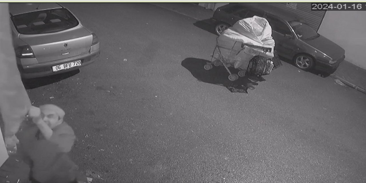 Türk Bayrağını Söküp, Çöp Topladığı El Arabasına Koyarak Uzaklaşan Şüpheli Gözaltına Alındı