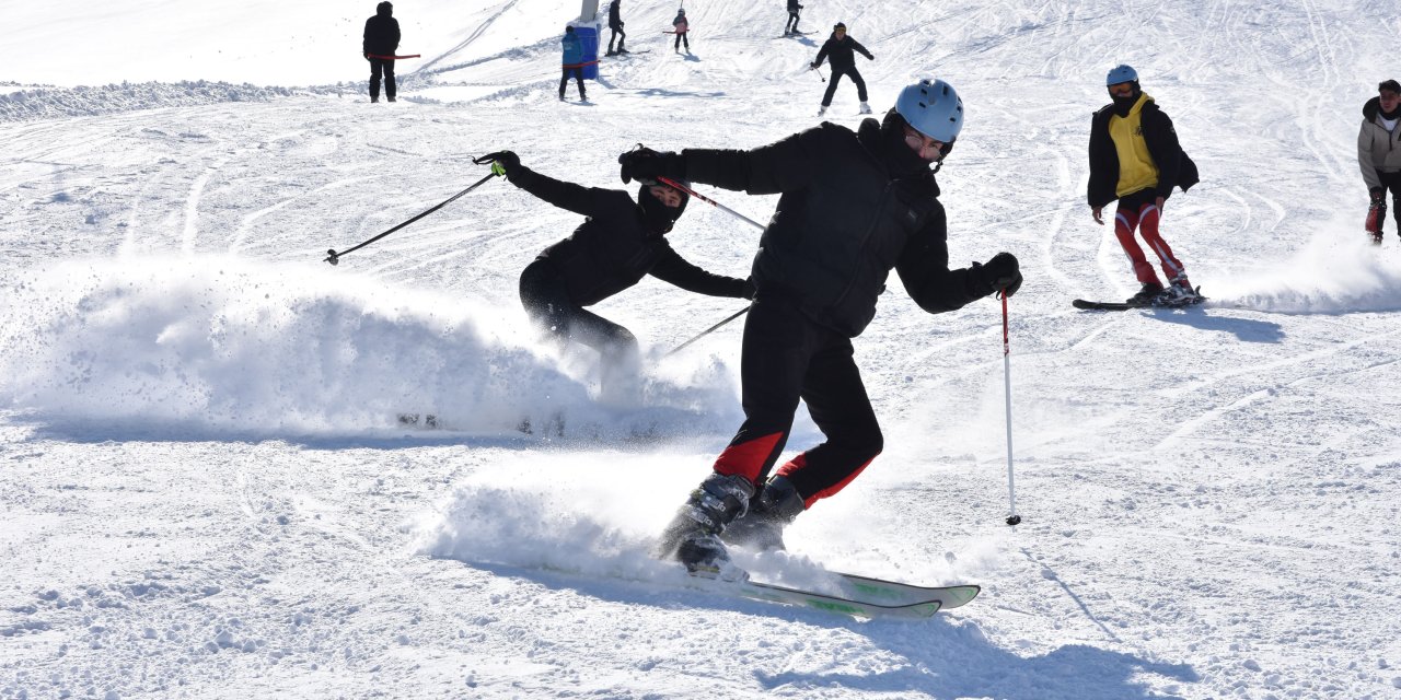 Bitlis'te Kayak Merkezinde 'Sömestir' Yoğunluğu