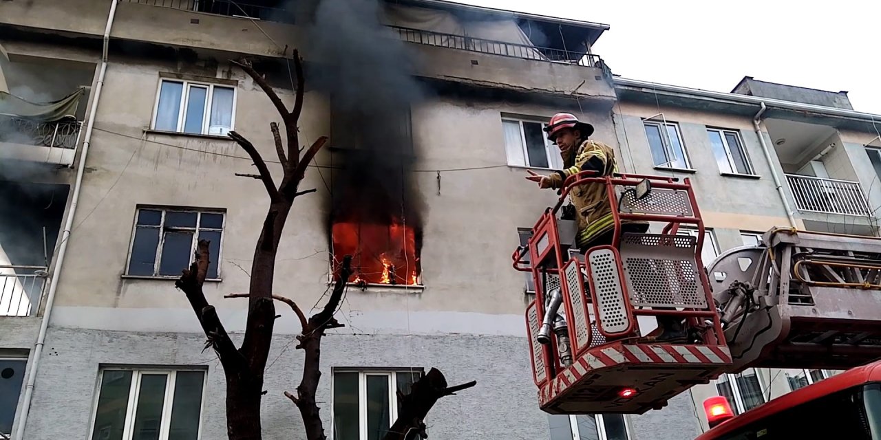 4 Katlı Binadaki Yangında Balkondan Atlayan Kadın Yaralandı, 8'i Çocuk 14 Kişi Dumandan Etkilendi
